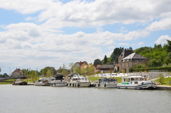 apercu-de-la-halte-fluviale-depuis-la-berge-opposee-credit-ville-de-sarralbe-2015