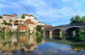 1200px-Pesmes,_le_château_et_le_pont