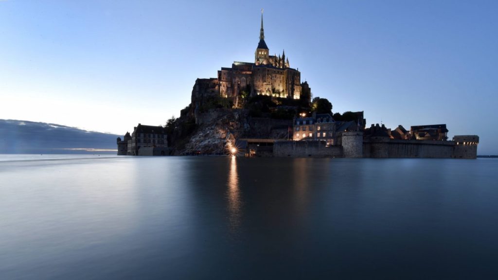 mont saint michel en eau