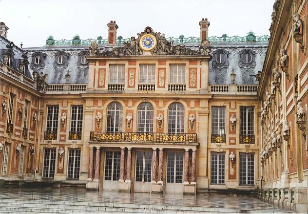 cadran de la cour de marbre versailles