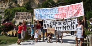 une-partie-de-la-manifestation-au-pied-de-beynac