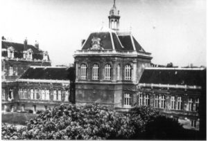 Façade camouflée du Palais Université de l'UCO (crédit photo BU Lettre - UCO)