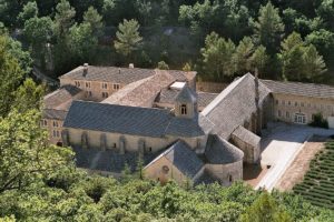 1200px-Abbaye-senanque-gordes-iso