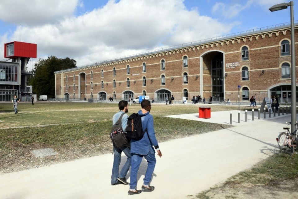 1177235-des-etudiants-arrivent-le-19-novembre-2018-a-l-universite-de-picardie-installee-desormais-dans-la-ci